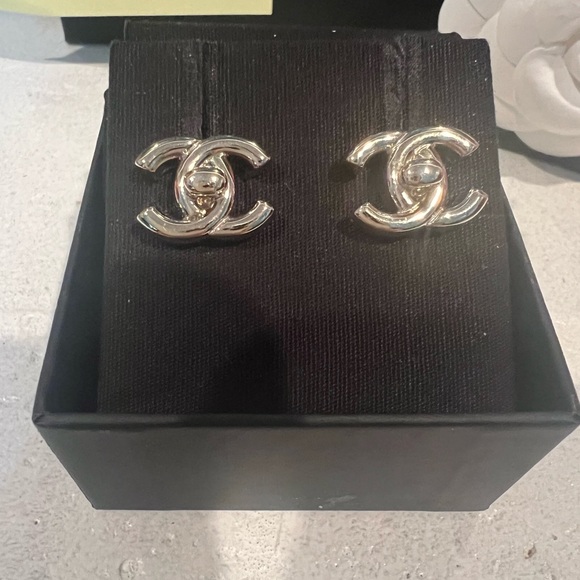 Chanel - Picture 2 of 12